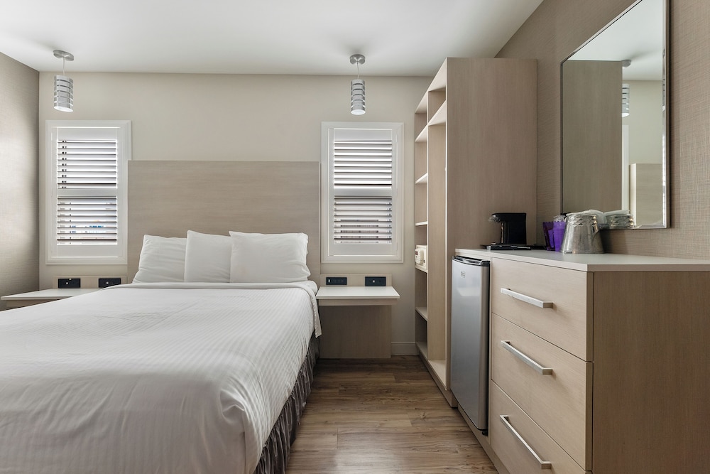 Deluxe Room, 1 Queen Bed, Non Smoking - Photo 1