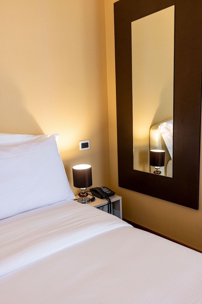 Superior Quadruple Room, Partial Lake View photo 3