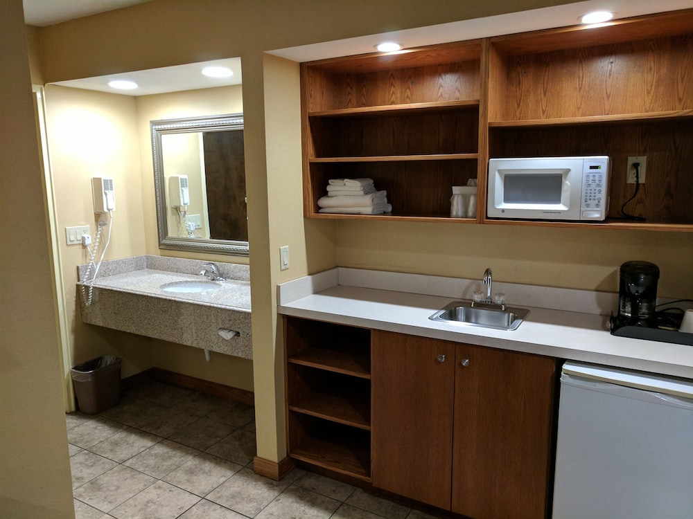Family Suite, Refrigerator & Microwave, Poolside