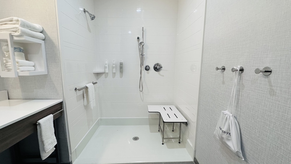 Room, 1 King Bed, Accessible, Bathtub - Photo 11