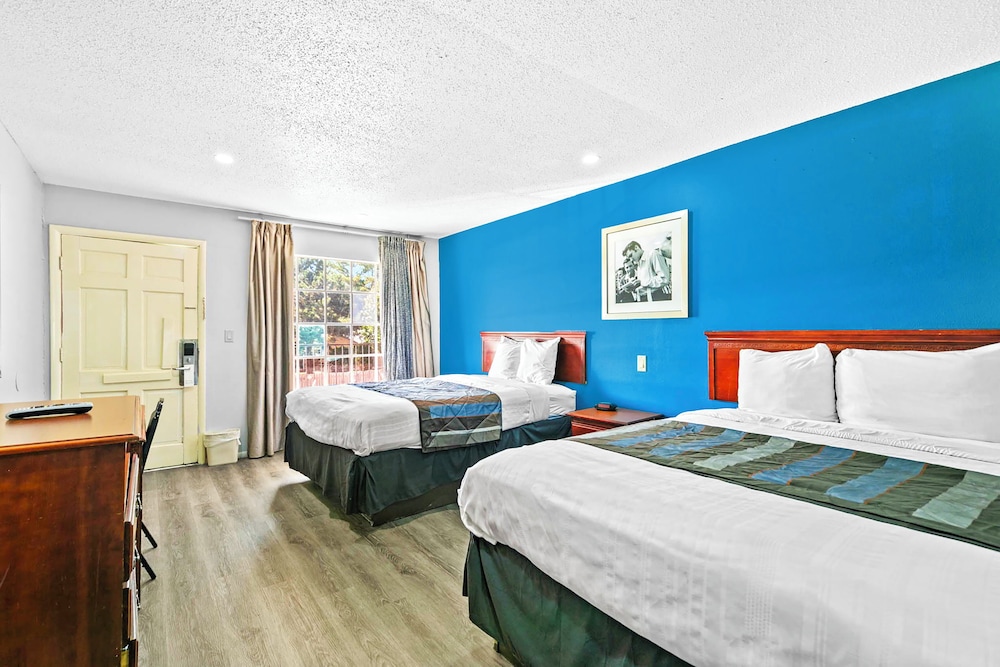 Room, 2 Queen Beds, Smoking photo 2