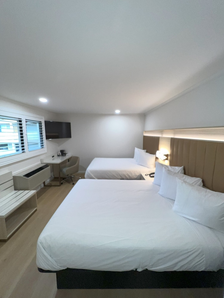 Deluxe Room, 2 Queen Beds, Non Smoking - Photo 1