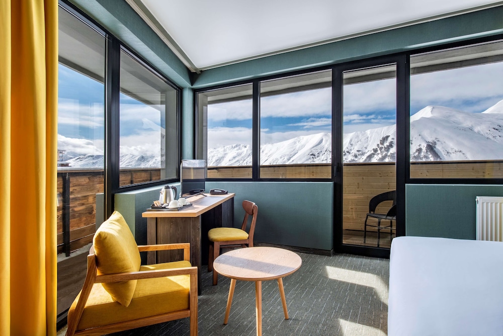 Family Room, Multiple Beds, Balcony, Mountain View - Photo 7