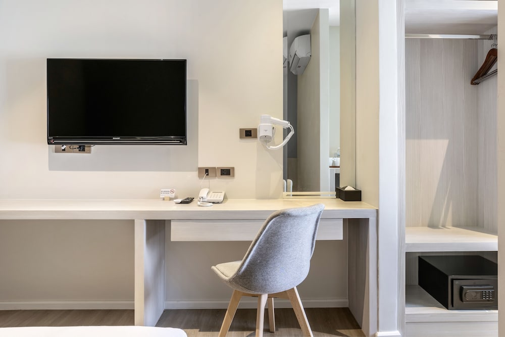 Standard Double Room - Photo 11