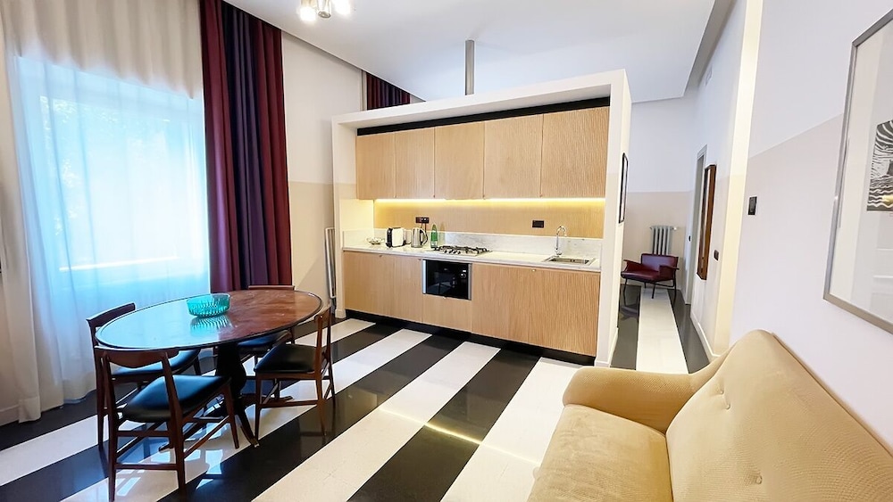 Business Apartment, 1 King Bed, Non Smoking, Housekeeping (4.3) photo 1