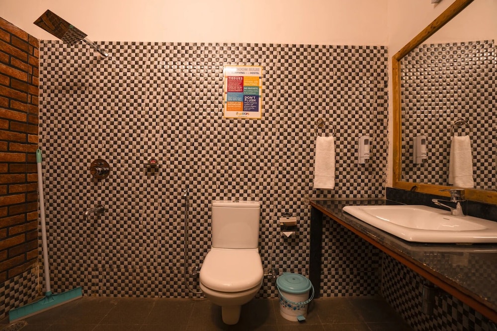 Bed in 6 Bed Mixed A/C Dormitory Room with Ensuite Bathroom photo 3