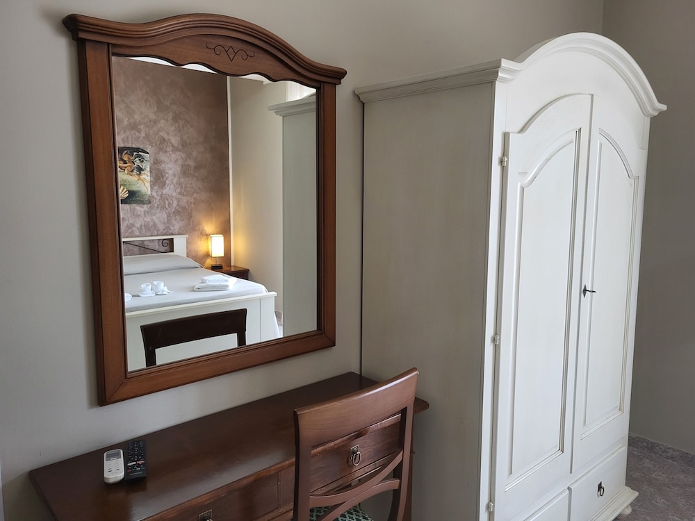 Deluxe Double Room, Ensuite, Poolside photo 3