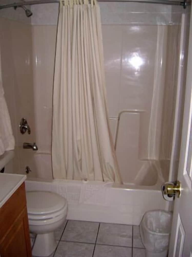 Lodge, 3 Bedroom, 2 Queen beds, 1 Double Bed, 1 Twin Bed, 2 Full Baths, Upstairs or Downstairs photo 2