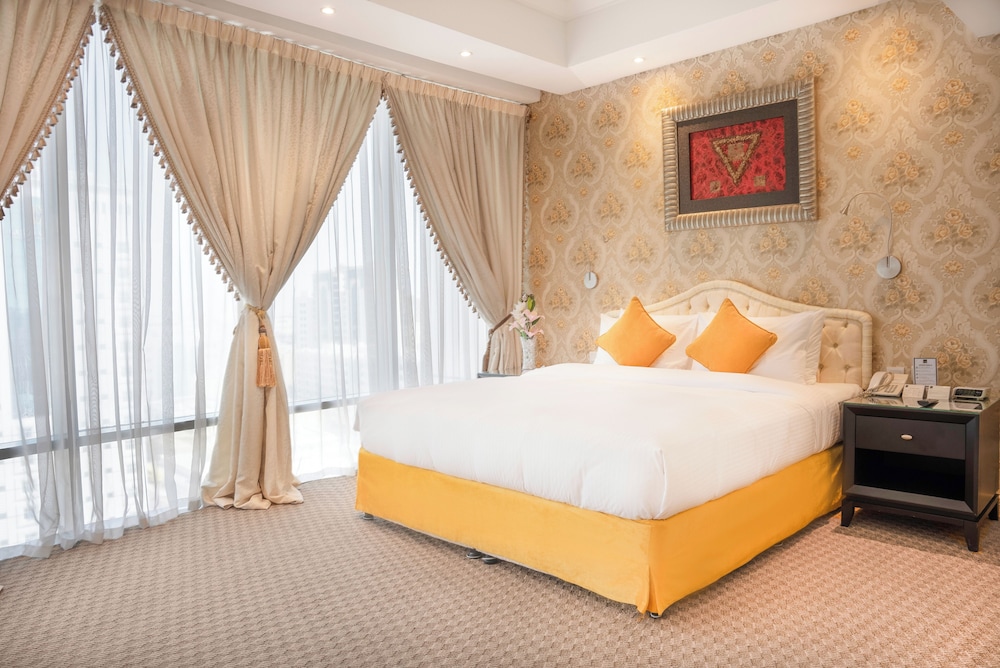 Suite - Photo 1
