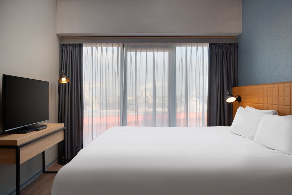 Suite, 1 Queen Bed, Corner