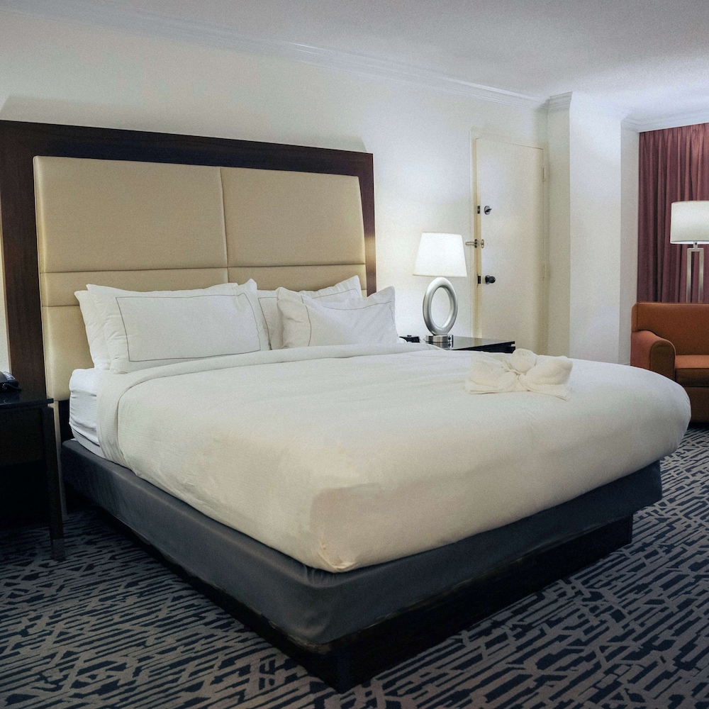 Room, 1 King Bed, Accessible (Mobility & Hearing, Roll-in Shower) - Photo 5