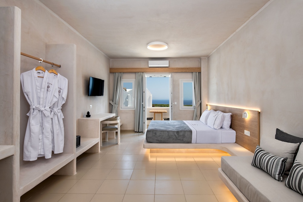 Superior Suite, Pool View - Photo 1