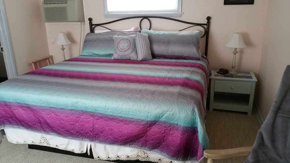 Basic Room, 1 King Bed photo 2