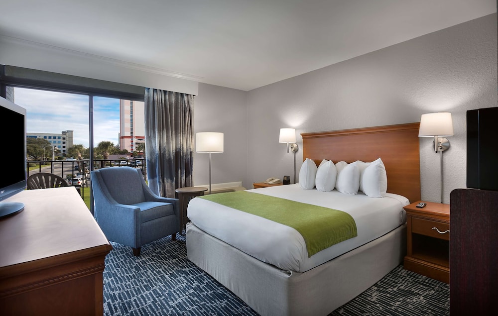 Standard Room, 1 Queen Bed, Non Smoking, Balcony - Photo 1