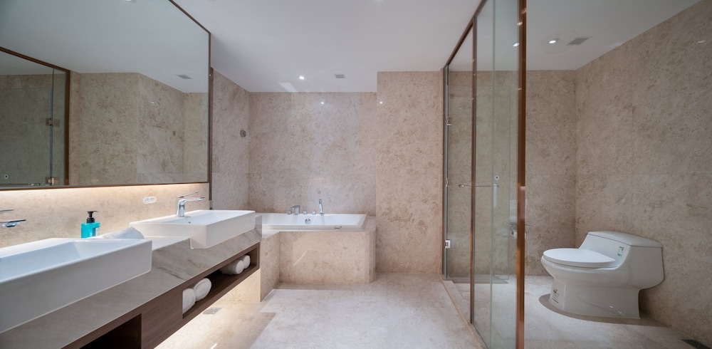 Room, 1 King Bed, Accessible (Roll-In Shower) - Photo 4