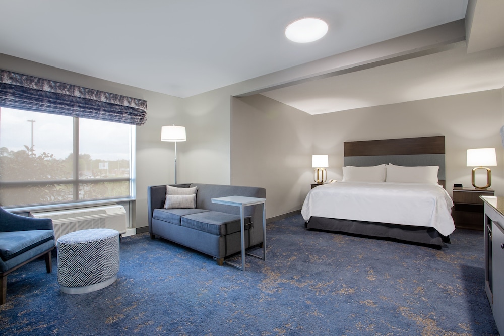 Suite, 1 King Bed, Accessible Bathtub (Communications) - Photo 1