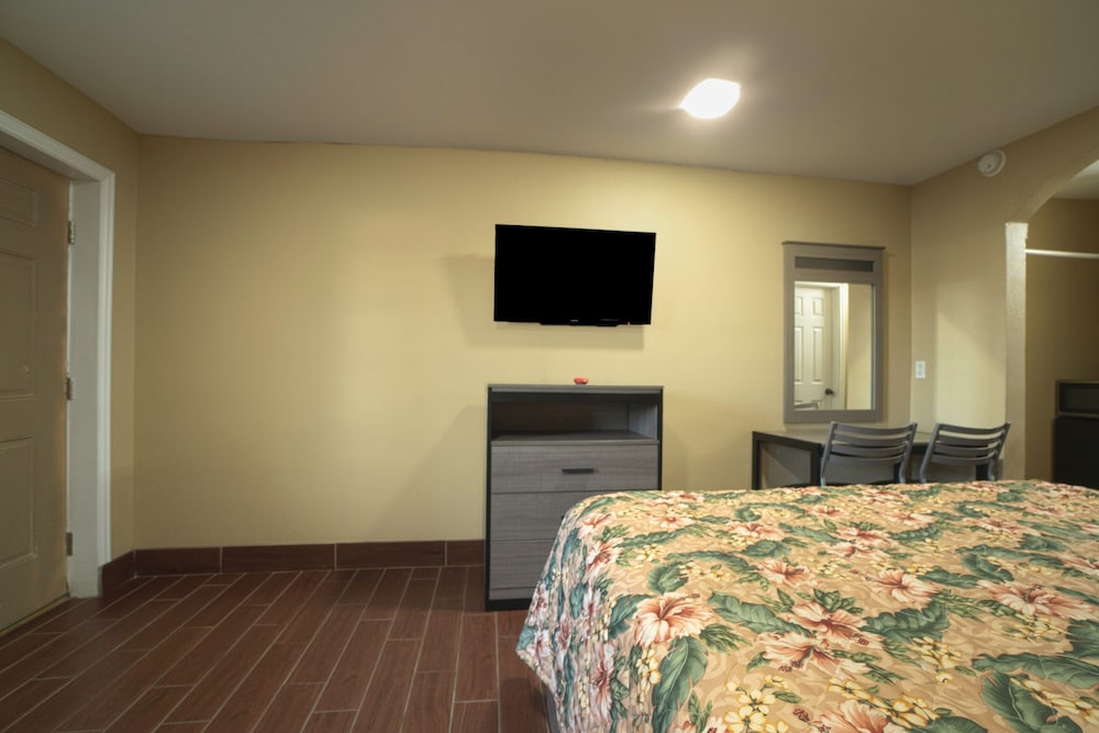 Room, 1 King Bed, Mobility Accessible, Non Smoking (Mobility, Roll-In Shower) - Photo 1