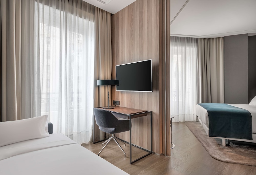 Junior Suite (Gran Via View, Extra Bed 3 Adults) - Photo 1