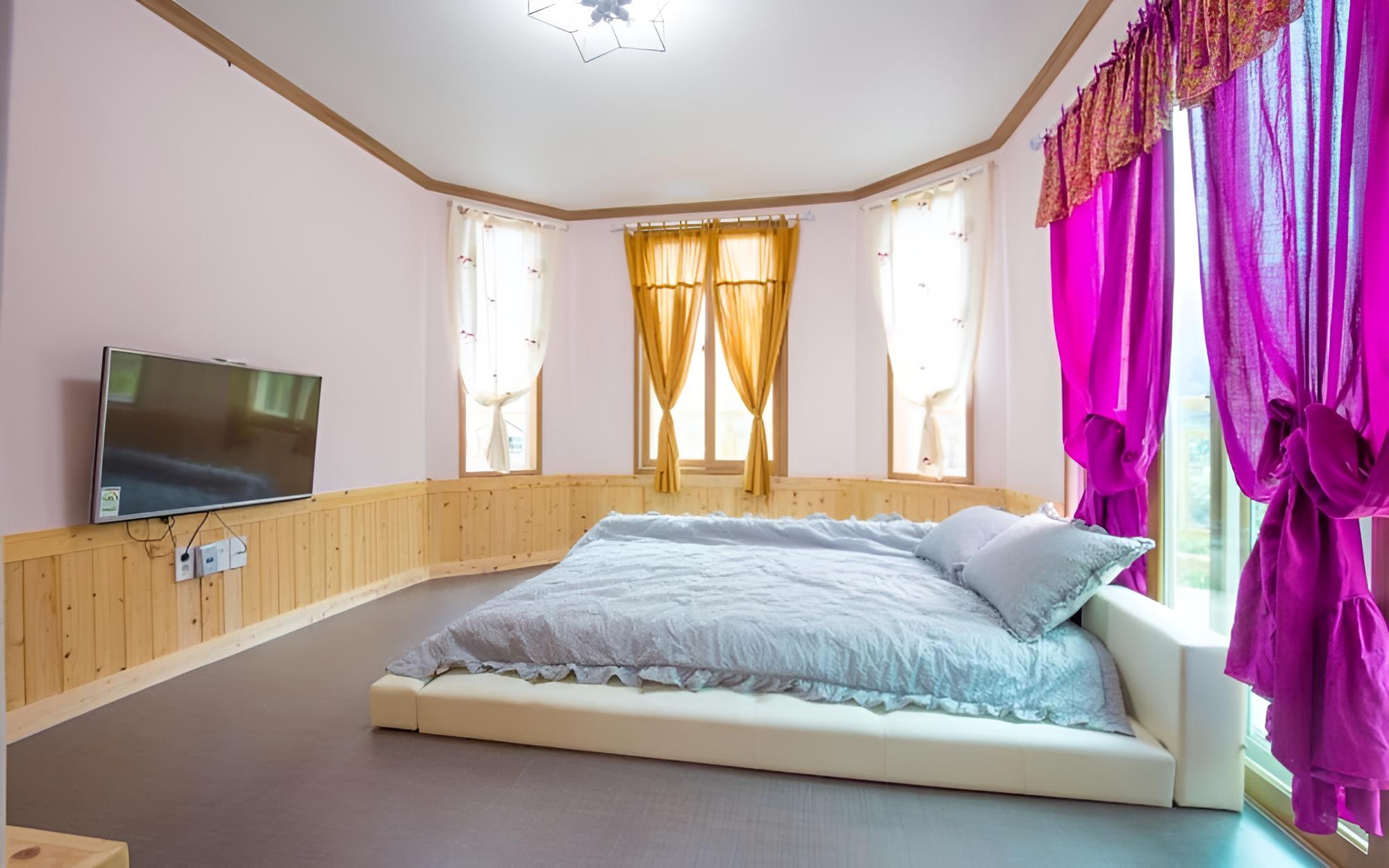 Room (Rose)