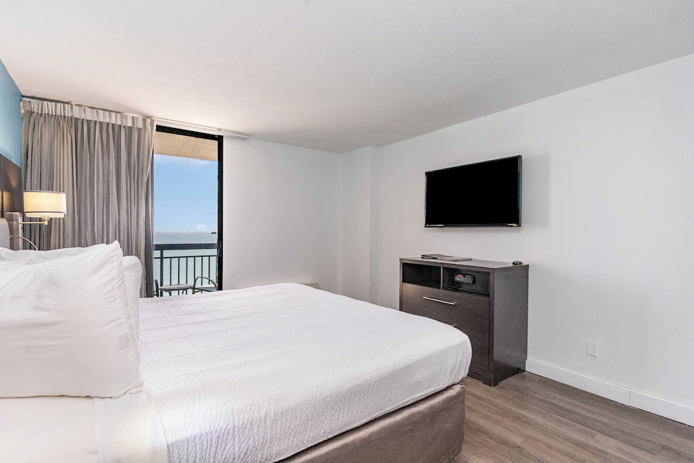 Oceanfront Room King Bed with Balcony photo 3