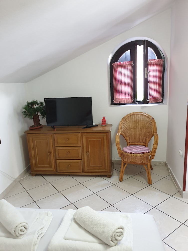 Comfort Apartment, 1 Queen Bed, Garden View, Garden Area photo 1
