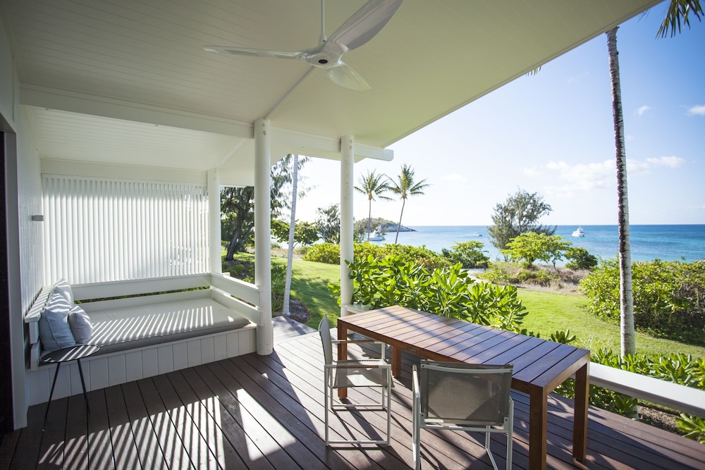 Suite, 1 King Bed, Beachfront photo 3