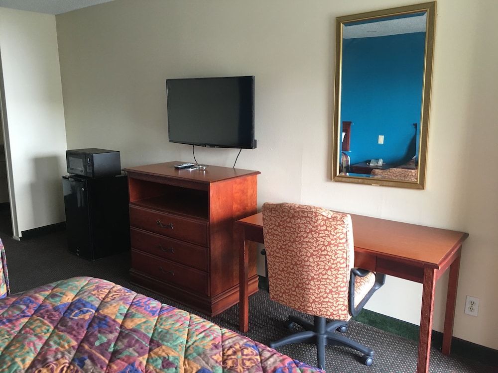 Classic Room, 2 Queen Beds, Smoking photo 3