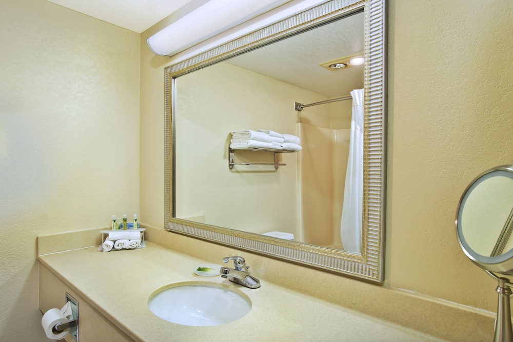 Standard Room, 2 Queen Beds, Balcony (High Floor) - Photo 7