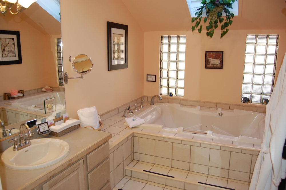Superior Suite, Private Bathroom (Honeymoon - Pets Allowed) photo 3