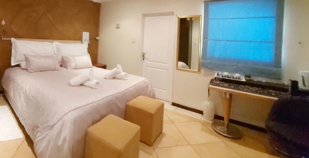Standard Double Room (Blue Gecko) - Photo 2
