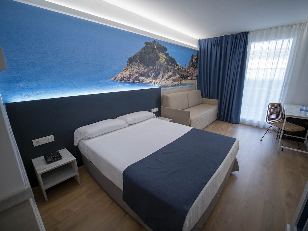 Superior Quadruple Room (3 adults + 1 children)