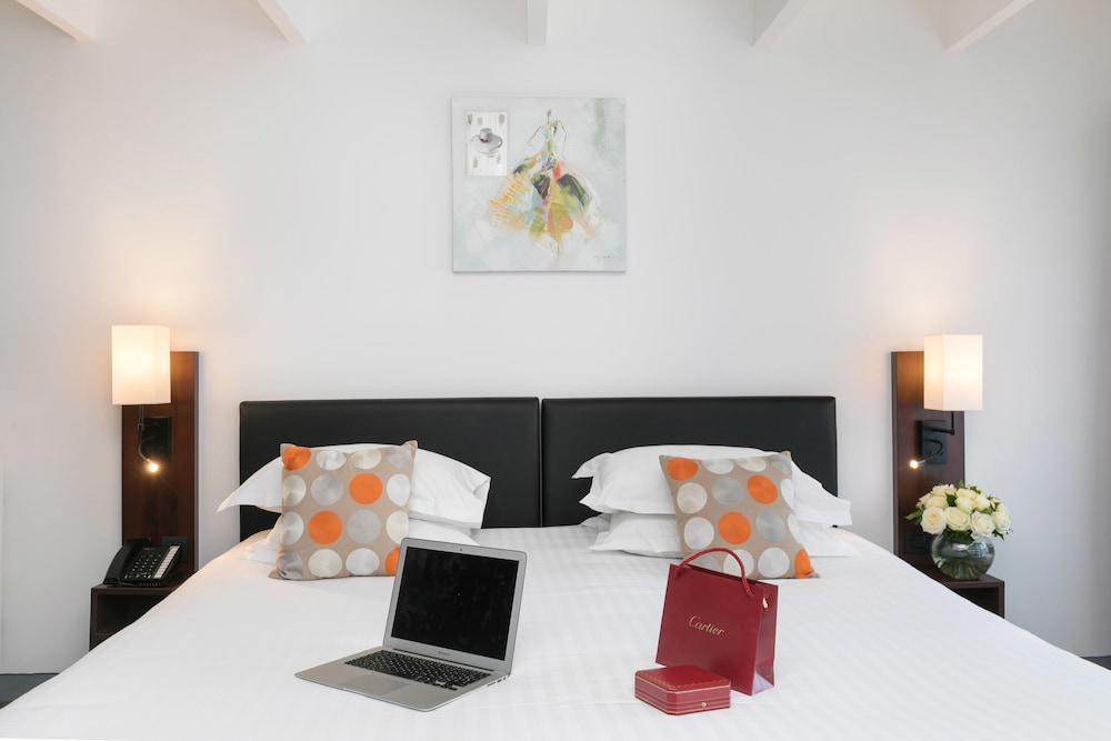 Deluxe Room, 1 King Bed, Non Smoking (Larger Room) - Photo 8