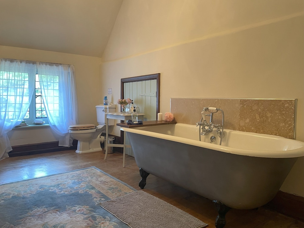 Basic Double Room, Shared Bathroom (Meakin (2nd floor - low ceiling)) photo 3