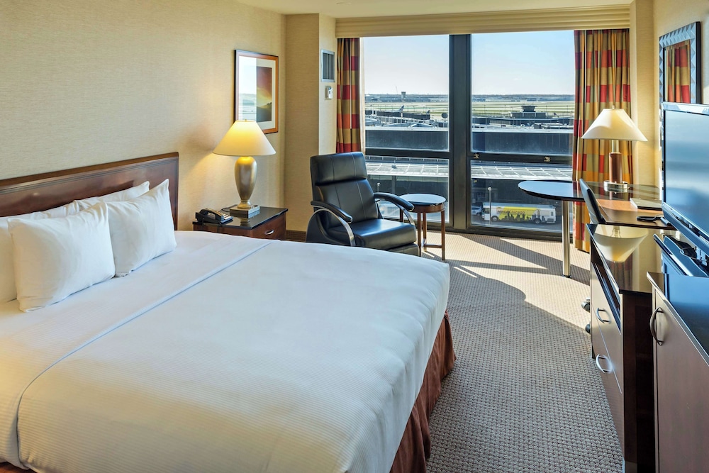Room, 1 King Bed (Runway View) - Photo 7