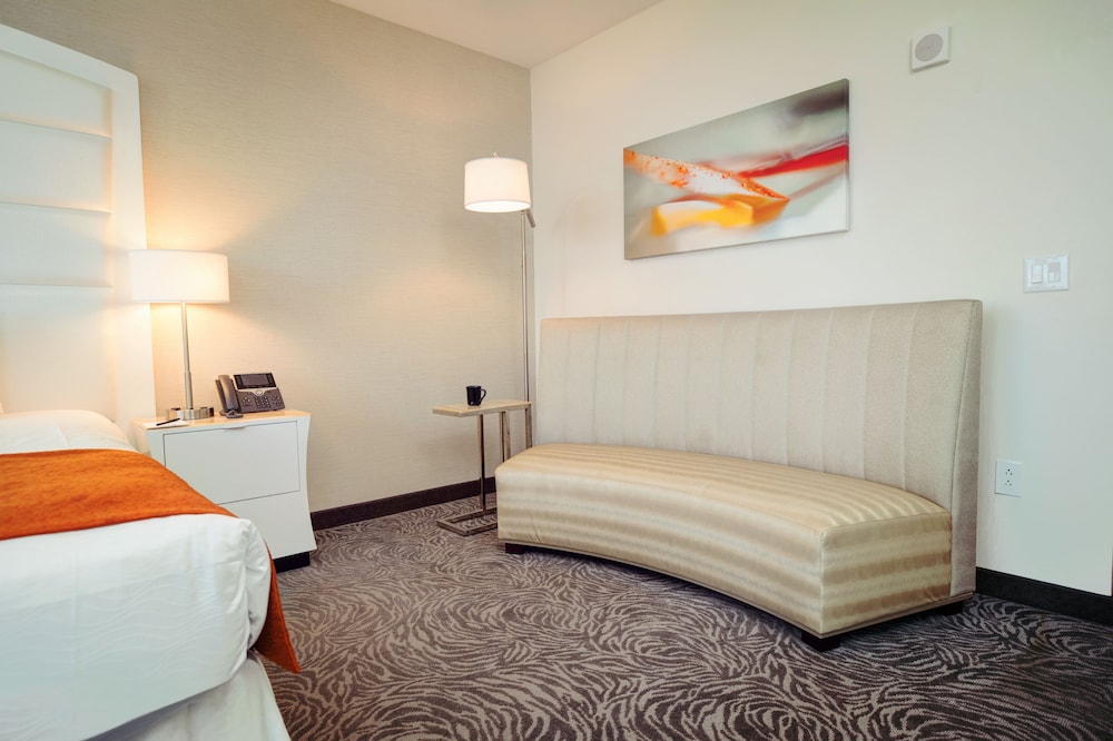 Luxury Room, 1 King Bed, Accessible photo 1