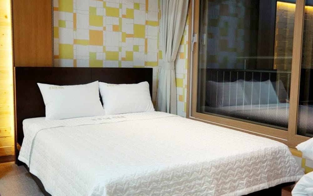 Room (Building 8 Room 201 (Salt Water Hot S)