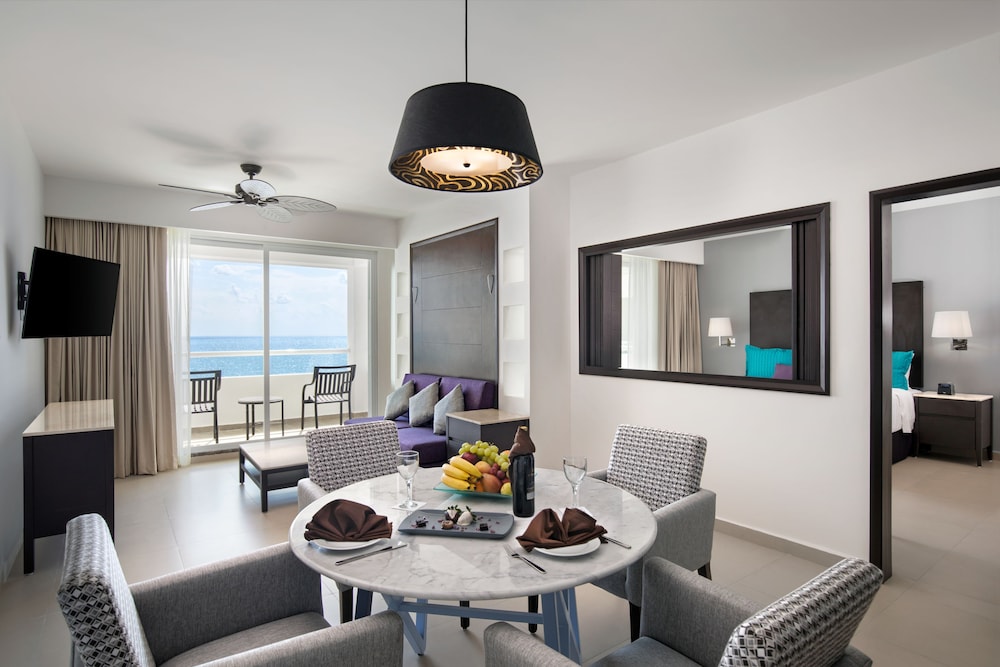 One Bedroom Suite Platinum with Jacuzzi photo 2