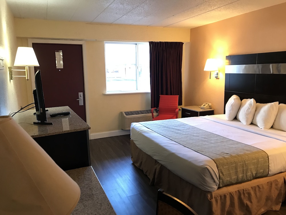 Basic Single Room, 1 King Bed, Smoking - Photo 3