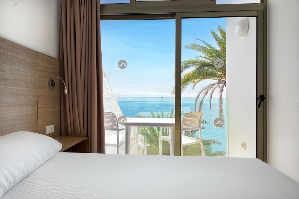 Classic Two Bedroom Apartment with Balcony and Sea View  5 Adults+1 Child photo 2