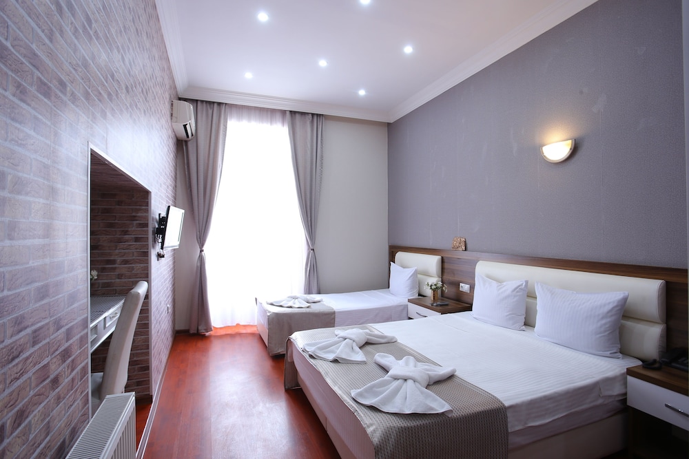Deluxe Triple Room, City View