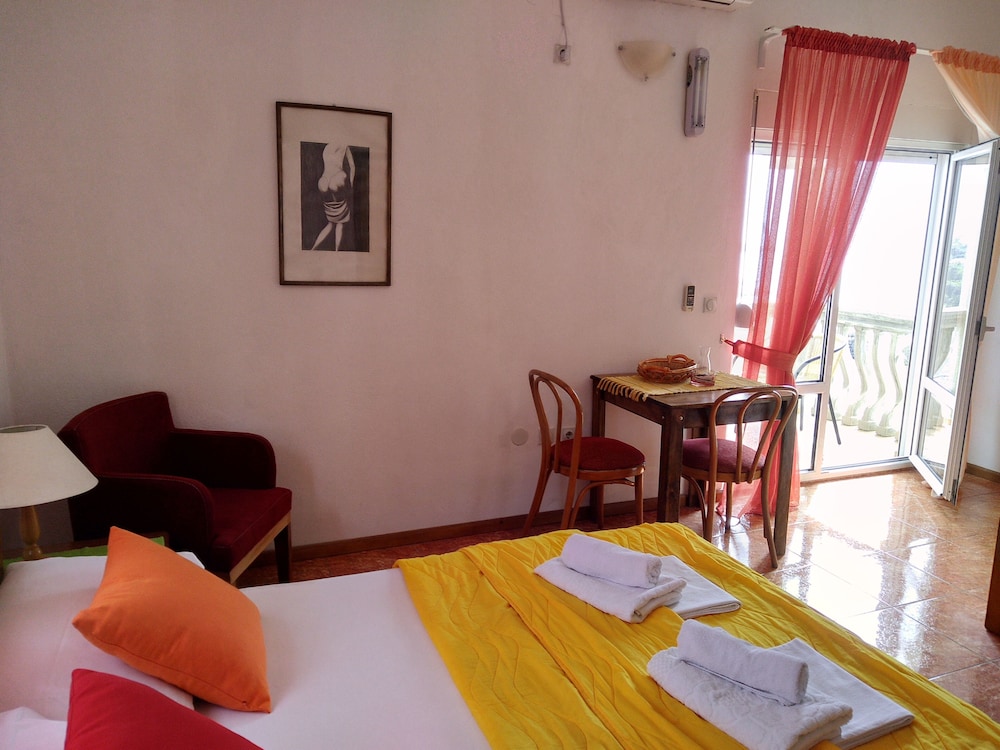 Romantic Apartment, Sea View, Beachside photo 1