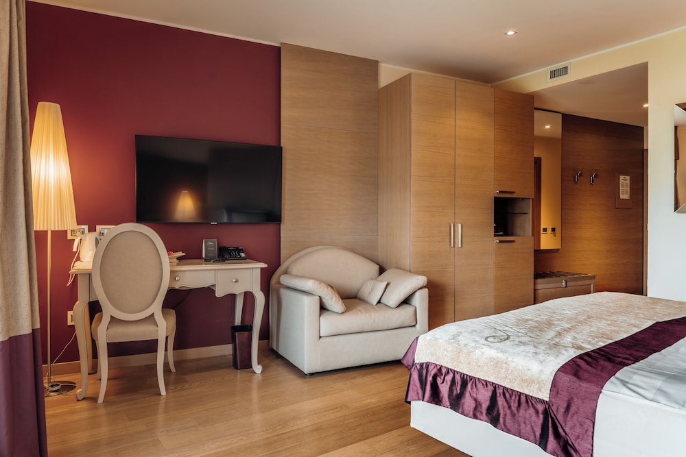 Basic Double Room, 1 Double Bed - Photo 2