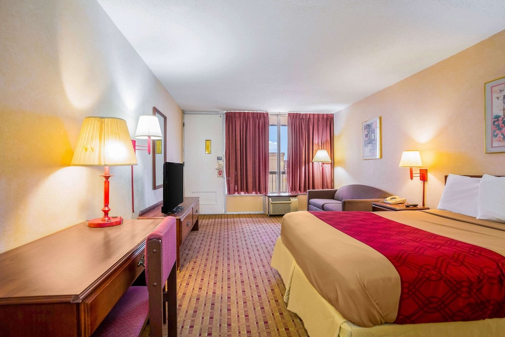 Standard Room, 1 Queen Bed, Non Smoking - Photo 2