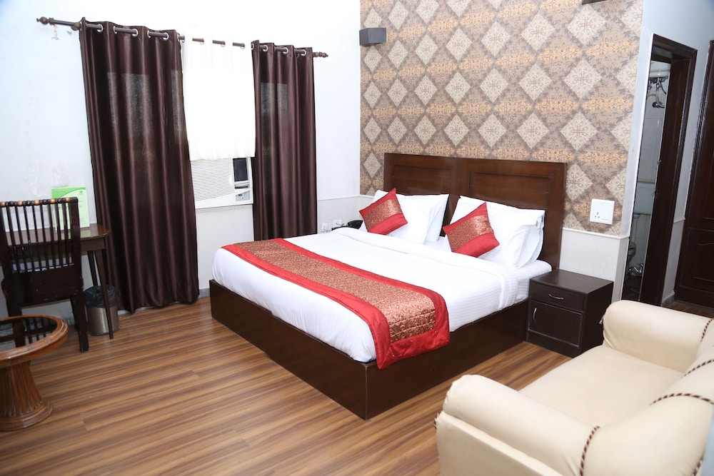 Deluxe Double Room, 1 King Bed, Pool View photo 3