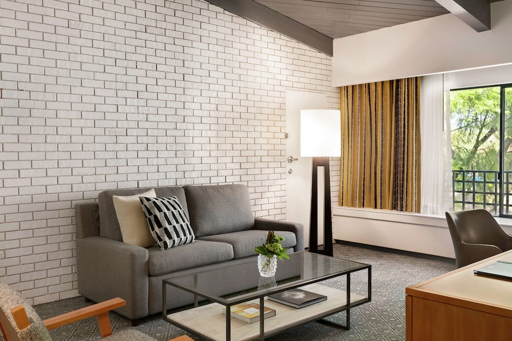Junior Suite, 1 King Bed, Accessible photo 1