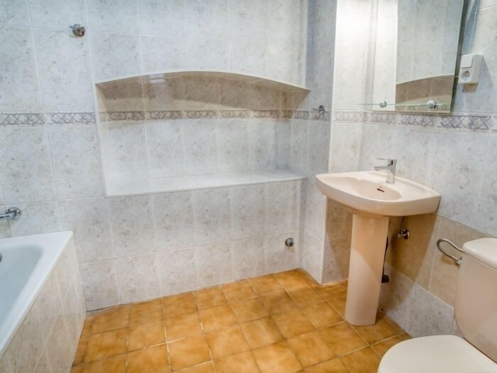 House, 5 Bedrooms photo 3