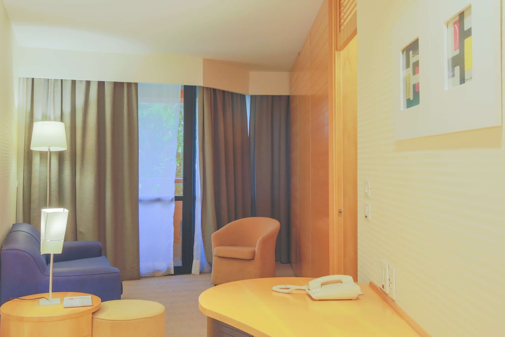 Standard Room, 1 King Bed - Photo 3