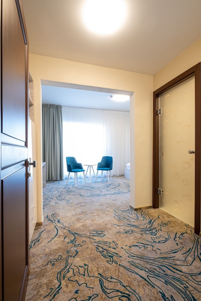 Standard Room, 2 Twin Beds, Pool Access photo 2