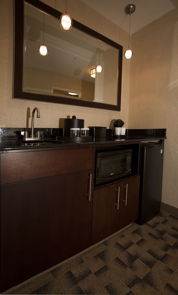 Executive Suite, Corner (2 Queens Beds, 1 Sofa Bed) - Photo 4