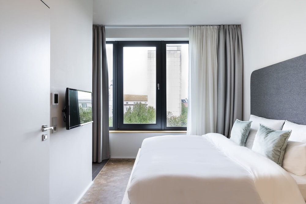 Large Studio, Kitchenette, Balcony photo 3